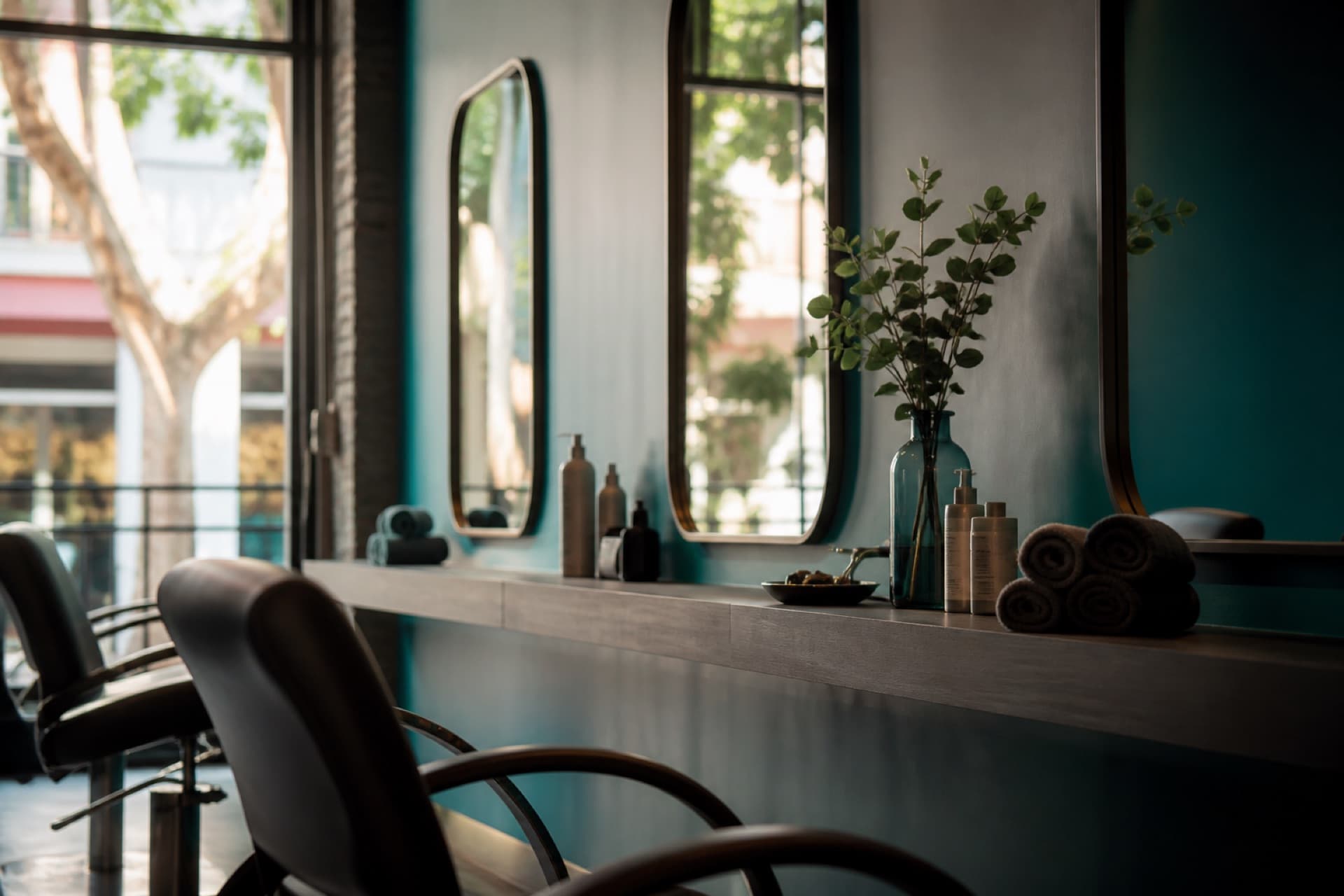 Sillones y espejos de Kalyaan Peluquería y Estética en Santa Rosa del Conlara